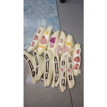 

sandwich Buah (Fruit Sando)