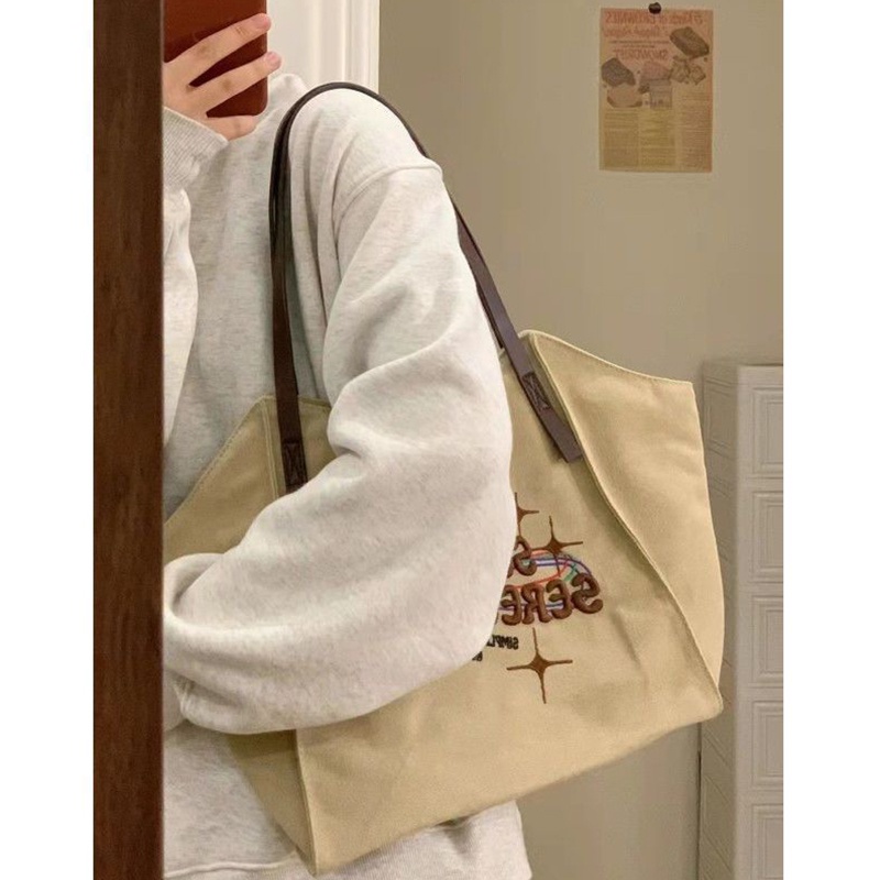 Red Tas kanvas berkapasitas besar wanita 2023 baru high-end niche tas bahu kelas komuter tas jinjing portabel