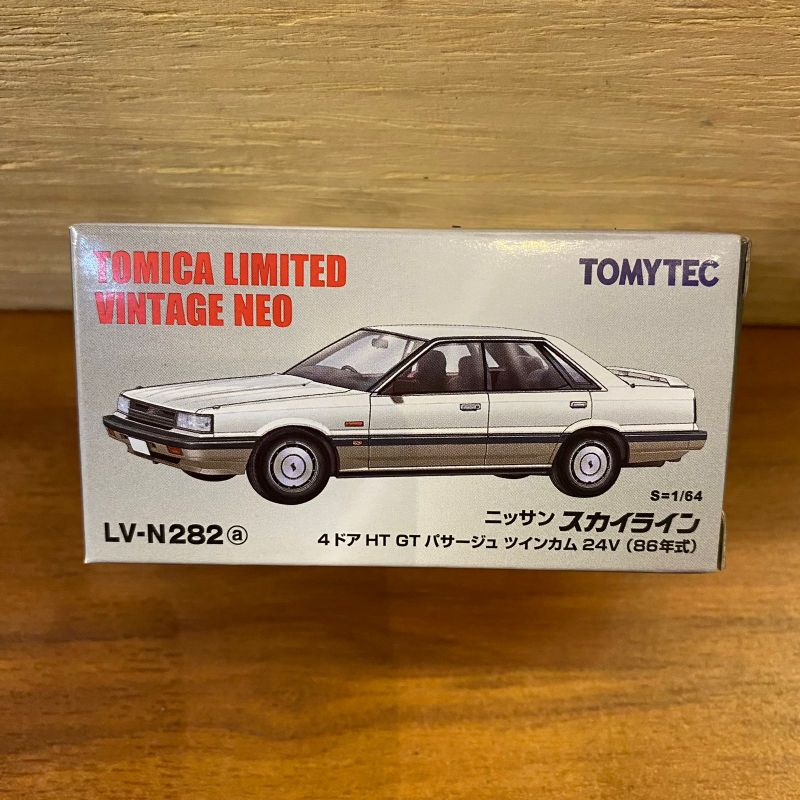 TOMICA LIMITED VINTAGE NEO LV-N282a NISSAN SKYLINE 4DOOR HT GT TWINCAM