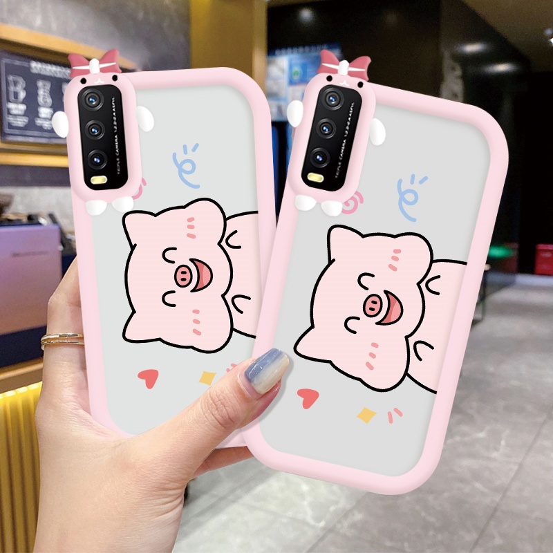 3D Casing Kartun Ponsel untuk VIVO Y20SG Y17 Y112019 Y19 Y91 Y212021 Y50 Y12 Y15S Y16 Y21A Y21S Y21T Y22S Y30I Y33S Y35 Y55 Y75 5G Y512020 Y51A2021 Y53S4G V23E V25E 5G S1 Case Telepon Kamera Kreatif Casing Transparan Cover Pink Happy Pig