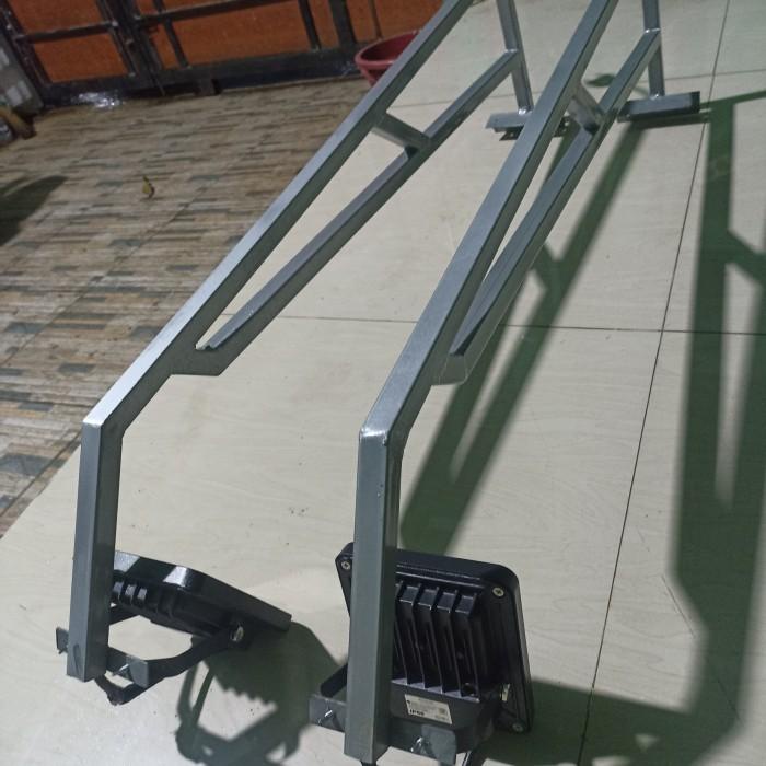 Lampoki Tiang Lampu Sorot Reklame