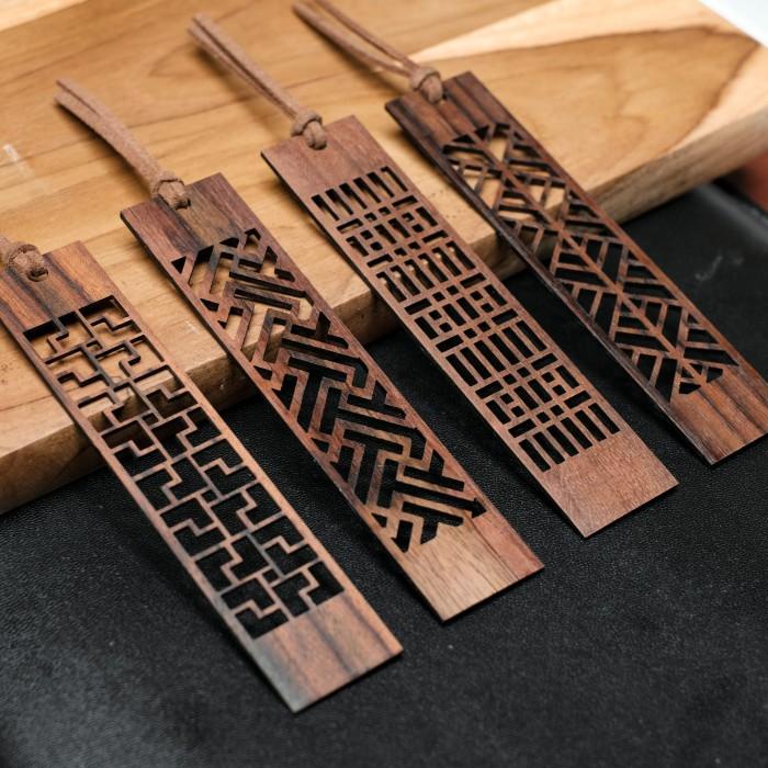 

Batas Wooden Bookmark Pembatas Buku Kayu Wb01