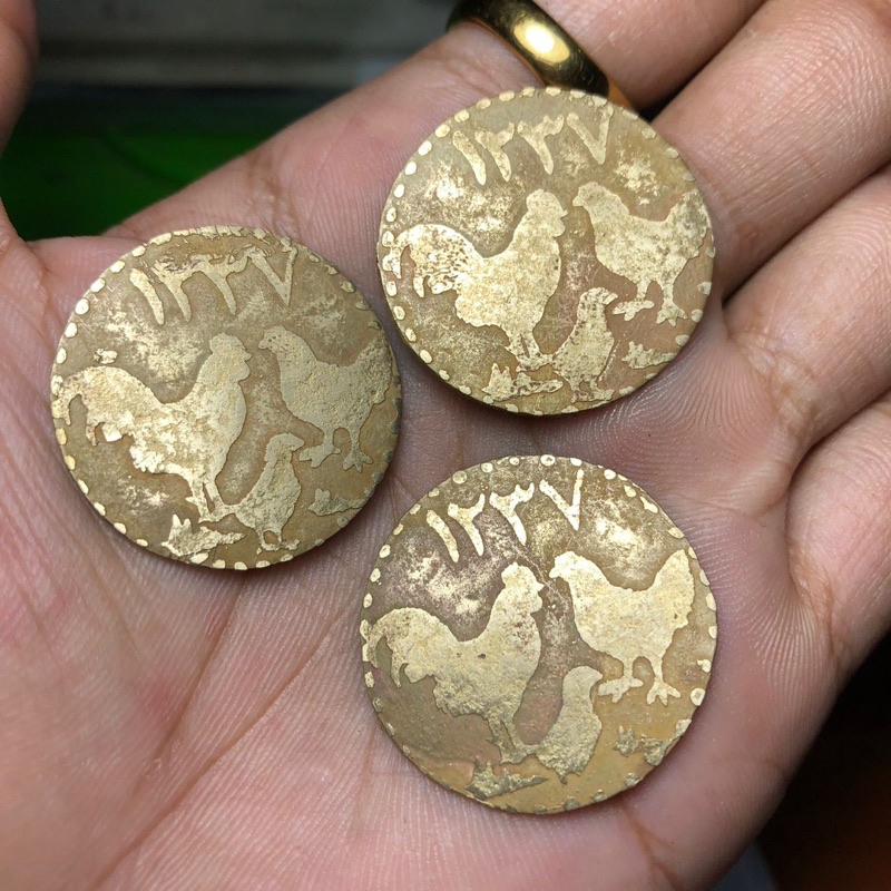 Koin Ayam 3 Beranak Belakang Semar 1237 Warna Kuning