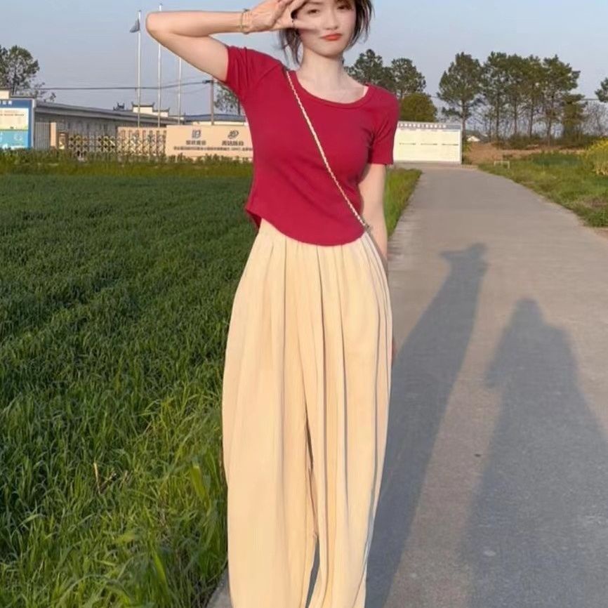 Red Positif Bahu Slim Hot Gadis Lengan Pendek T-shirt Wanita Musim Panas 2023 Baru Bahasa Perancis Pendek Leher U Top rasa Desain Niche