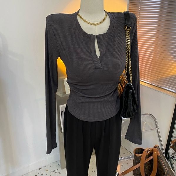 Red Saya suka warnanya! Biru dan merah muda, dada indah dan berminyak, celah V kecil, pas badan, bantalan bahu pendek, kaos lengan panjang, bawahan musim gugur dan musim dingin