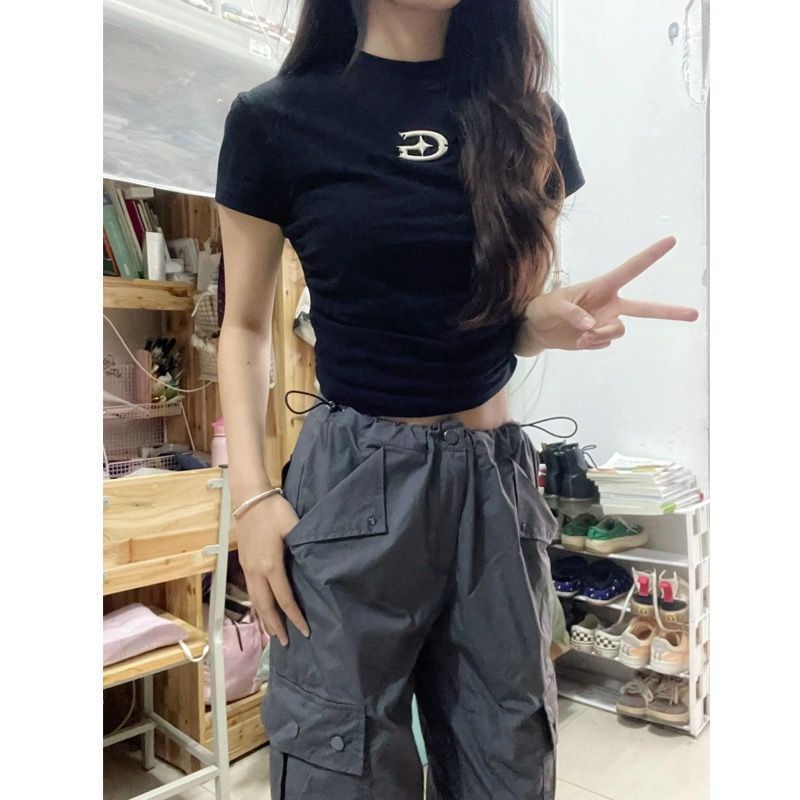 Red Kapas Murni Hitam Lipit Bahu Depan Lengan Pendek T-shirt Wanita Musim Panas Rasa Desain Niche Slim Slim Hot Girl top