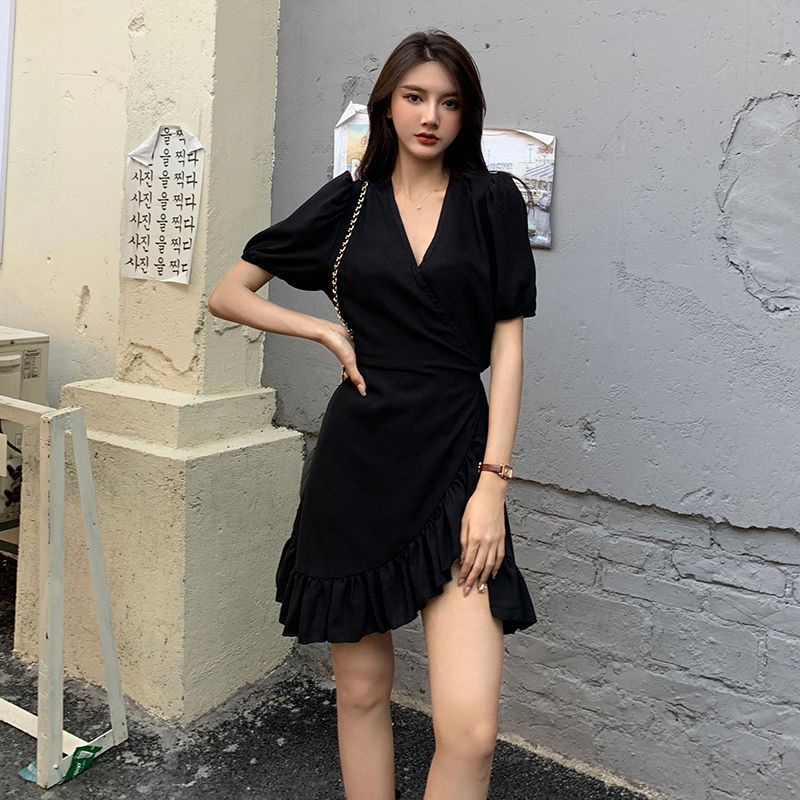 Red Gaun ukuran plus 200 kati menunjukkan saudara perempuan kurus dan gemuk menutupi perut dan mengurangi usia wanita musim panas 2021 platycodon baru V-neck gaun hitam kecil