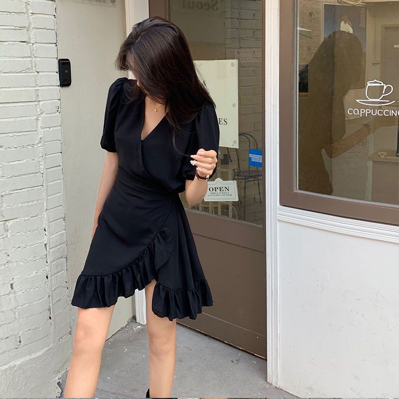 Red Gaun ukuran plus 200 kati menunjukkan saudara perempuan kurus dan gemuk menutupi perut dan mengurangi usia wanita musim panas 2021 platycodon baru V-neck gaun hitam kecil