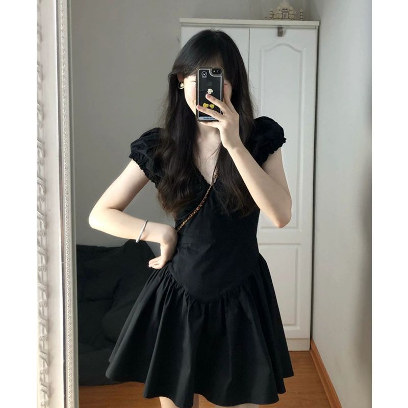 Red Prancis hitam berlipit v-neck gaun punggung terbuka wanita musim panas high-end rasa ceruk desain pinggang rok lipit keinginan murni