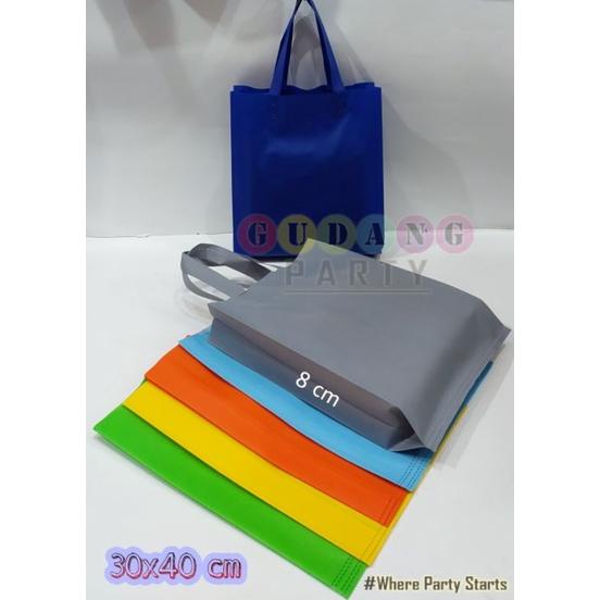 

Terbaru Spunbond Gomico Press 30x40/Tas Spunbond/Tas Handle/Tas Souvenir/Tas Serbaguna/Spunbond press