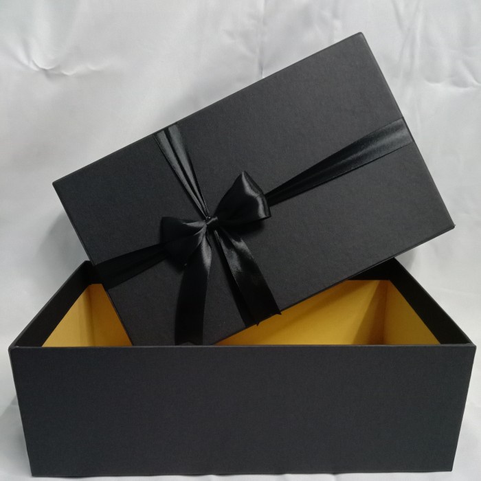 

Terlaris Kotak Hadiah / Kotak Box / Polos Tanpa Logo / 30X18,5X10Cm / Berpita