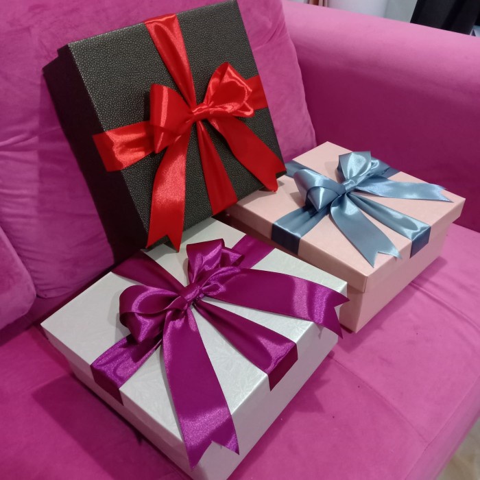 

Terlaris Kotak Kado / Box Kado / Box Gift Ukuran 20X20X8Cm Dengan Pita Besar