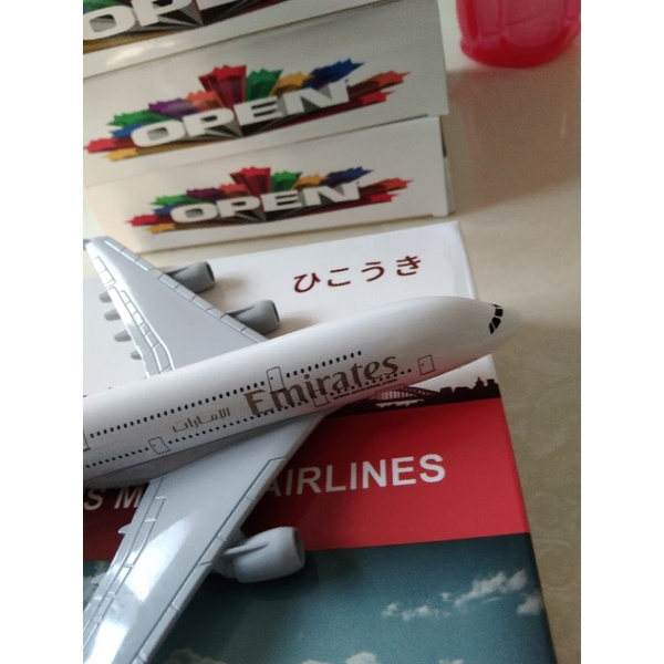 Miniatur Diecase Pesawat Emirates 20 cm Ada roda b777