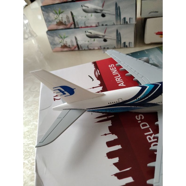 Miniatur Diecase pesawat Malaysia Airlines Panjang 20 cm Ada Roda