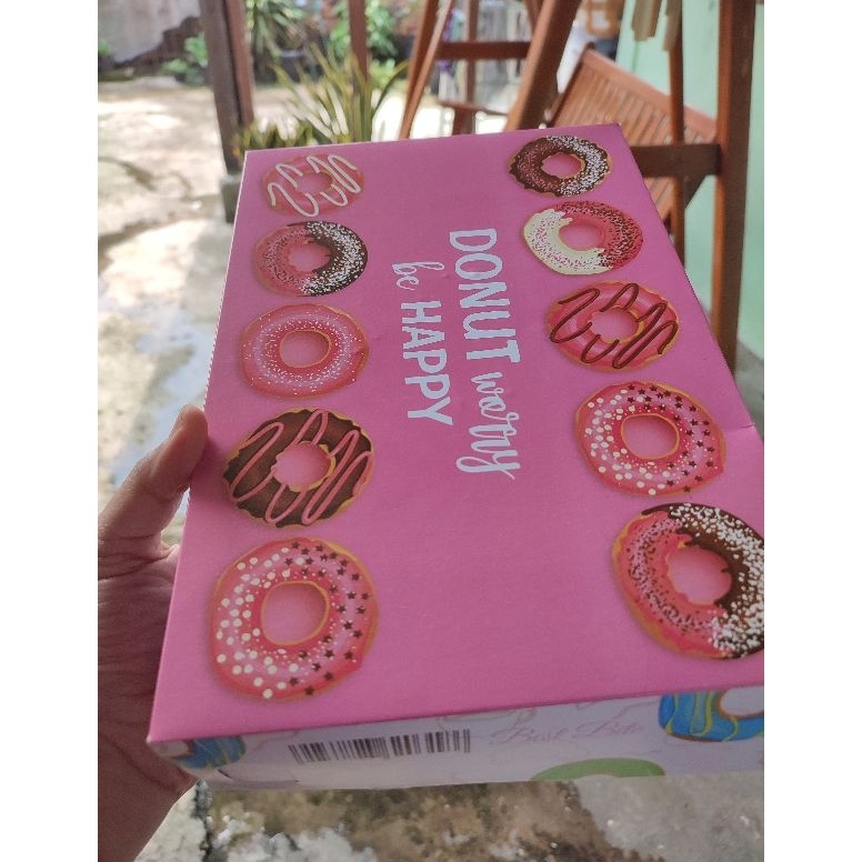 

Terbaru.. dus donat isi 6/12 donat / box donat / ukuran 27x18.5x5.5 NRE