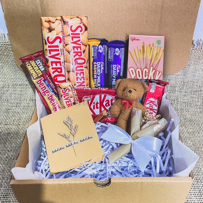 

Stok terbaru box or tote bag of happiness - chocolate series / hampers cokelat free kartu ucapan + bubble wrap grosir