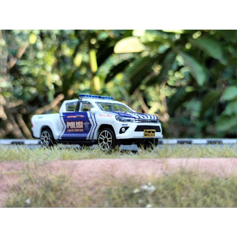 diecast miniatur Toyota Hilux custom mobil polisi patwal pjr skala 64
