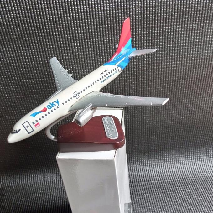 Miniatur Diecast Pesawat Boeing 737-300 Sky Buat Koleksi-Pajangan