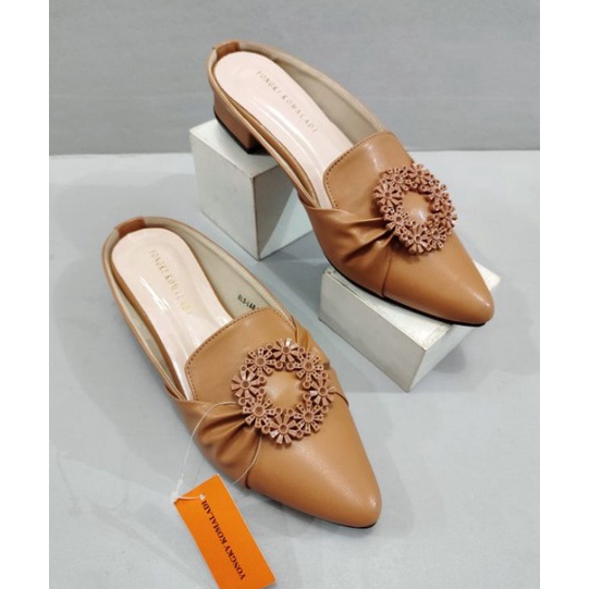 Sandal Bustong Wanita Yongki komaladi & Fladeo hak 3 cm (bunga) ywn