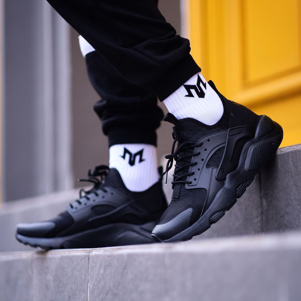 NIKE AIR HUARACHE ALLBLACK