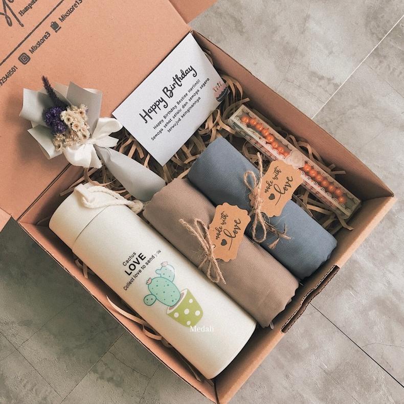 

Kado Bestie/Kado Untuk Sahabat/Hampers Jilbab/Hampers Cewek/Kado Wisuda/Hampers Wisuda/Kado Cowok/Kado Sempro/Kado Ulang Tahun/Kado Teman Promo Best Seller!