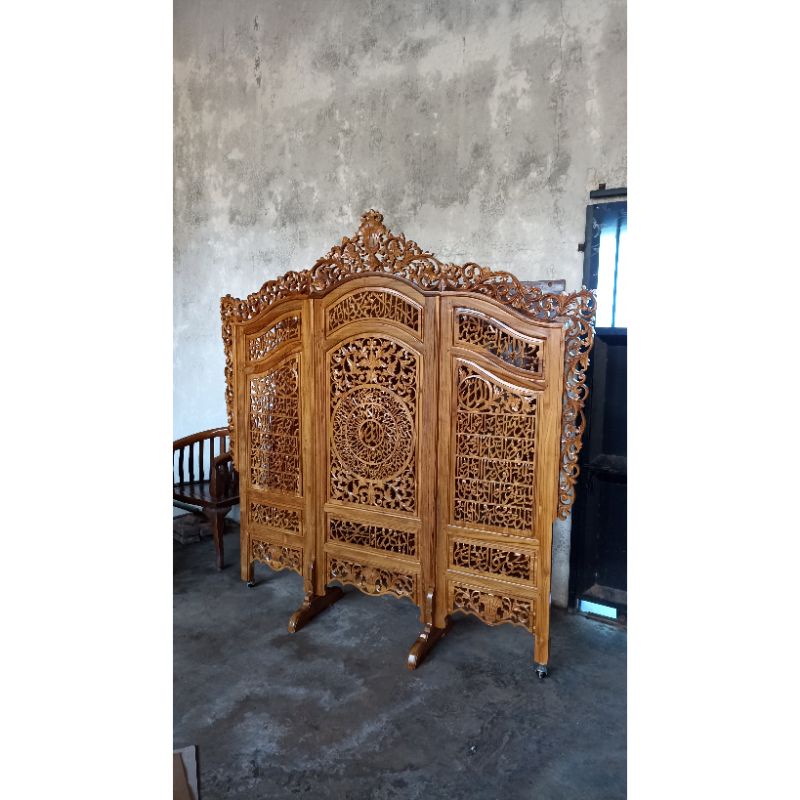 penyekat ruangan ukir