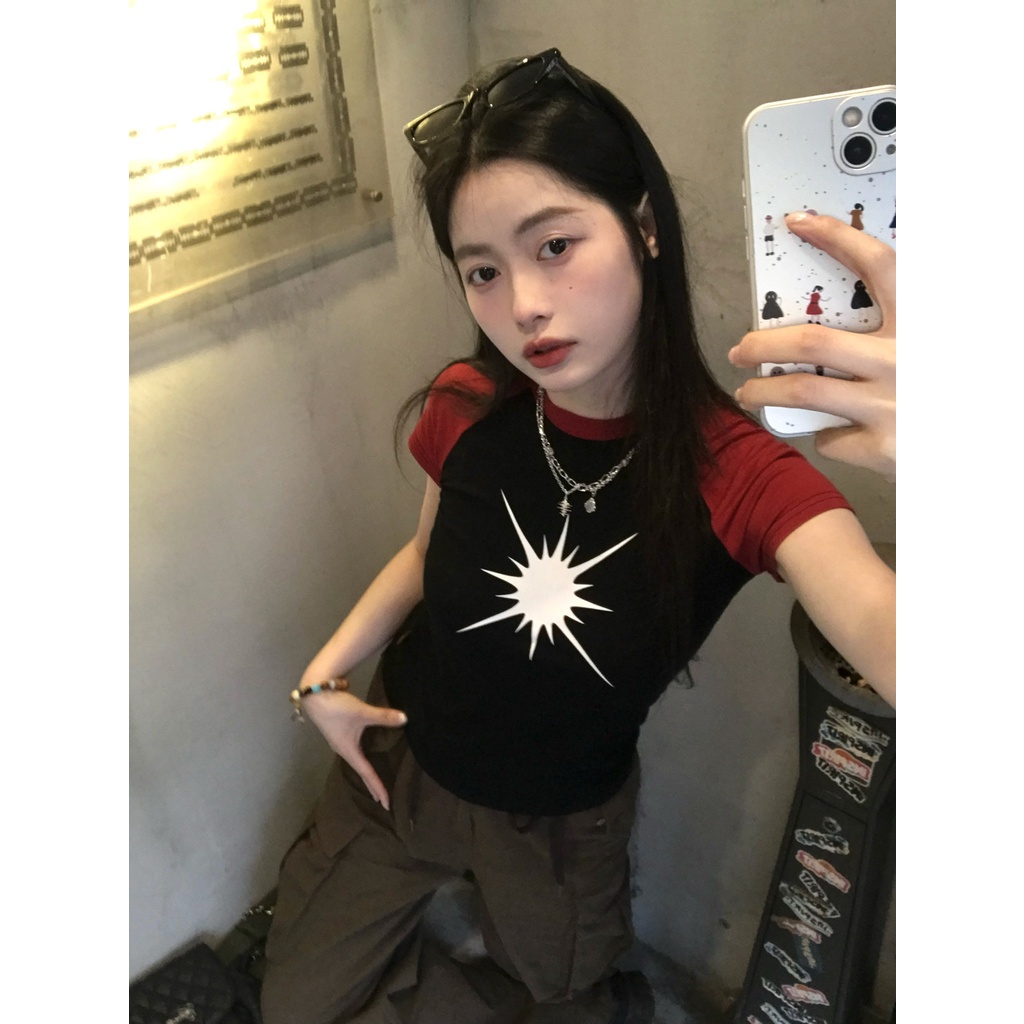 Red American Retro Jahitan Warna Kontras Bahu Tipis Lengan Pendek T-shirt Wanita Slim All-Match Pendek Top Babes In Keinginan Murni