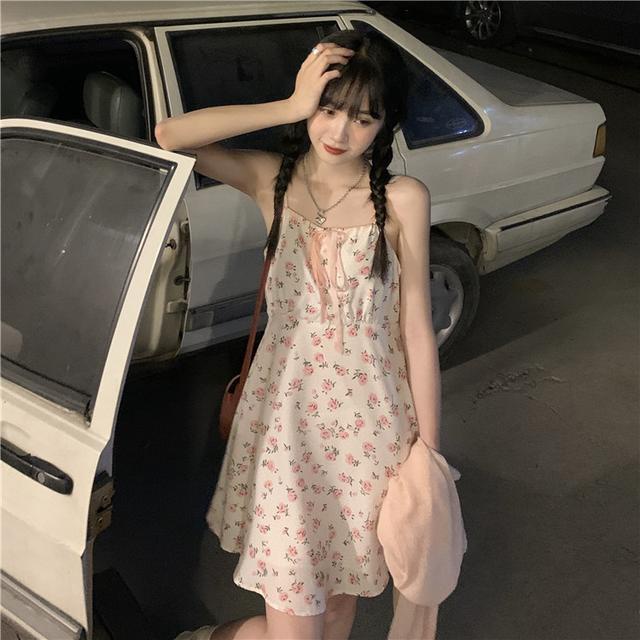 Red Musim Panas 2023 Baru One-Piece Wanita Net Merah Usia Mengurangi Bunga Bottoming Suspender Gaun + Pendek Perlindungan Matahari pakaian