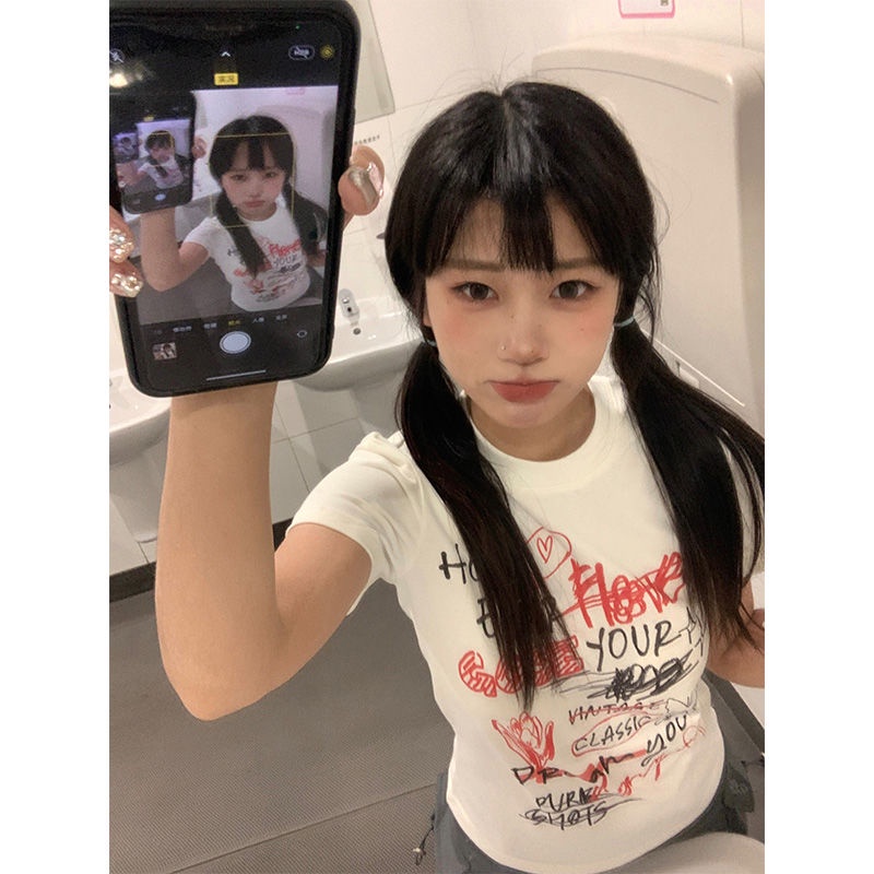 Red American hot girl grafiti cetak bahu lengan pendek t-shirt wanita musim panas self-budidaya pelangsing niche chic pendek pendek top