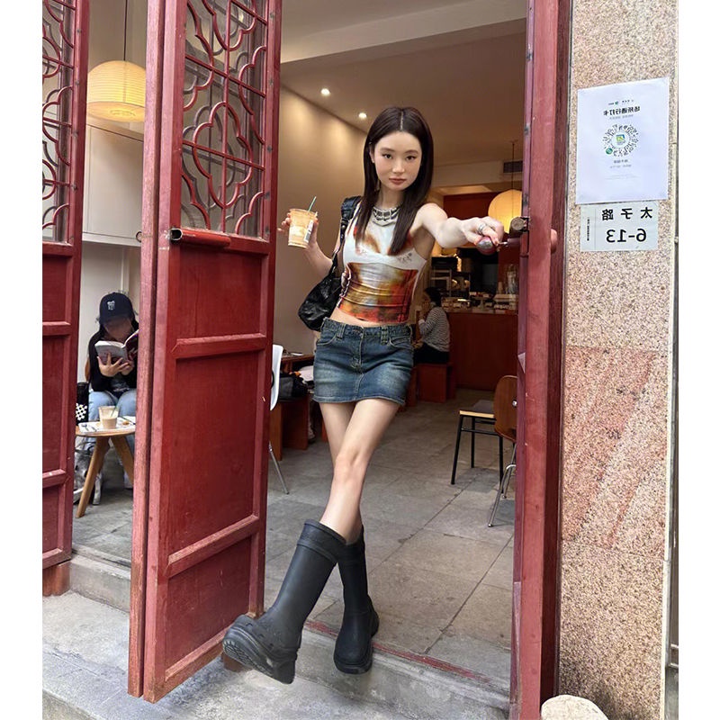 Red 2023 Musim Semi dan Musim Panas Temperamen Baru Gaya Gadis Panas Mencetak Kamisol Kecil Rasa Desain Slim Top Pendek In Tide