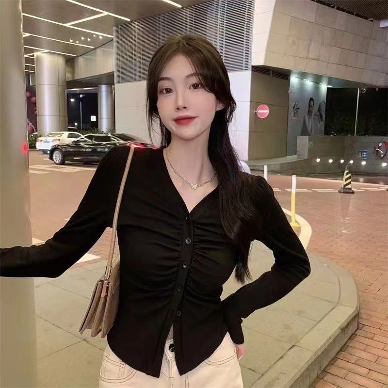 Red Jepang musim semi dan musim gugur baru rasa desain kecil V-neck T-shirt 2023 sedikit gemuk mm tipis bottoming lengan panjang top wanita