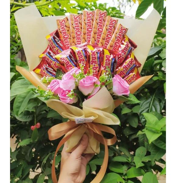 

DISKON BRANDS FESTIVAL (S) Buket Silverqueen plus bengbeng bunga cantik MEWAH ELEGAN SPESIAL/paket/bingkisan Snack Ulang Tahun/Ultah/ Wisuda/Kado/Hadiah !!