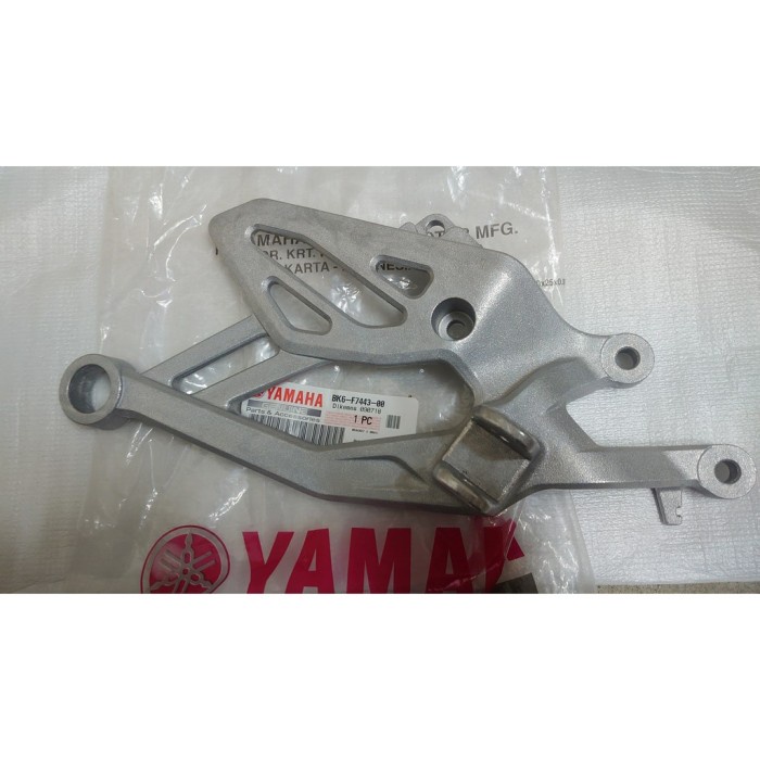 DUDUKAN FOOTSTEP R15 NEW V3 DEPAN KANAN