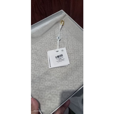 hijab tapis square whitecap grey buttonscarves