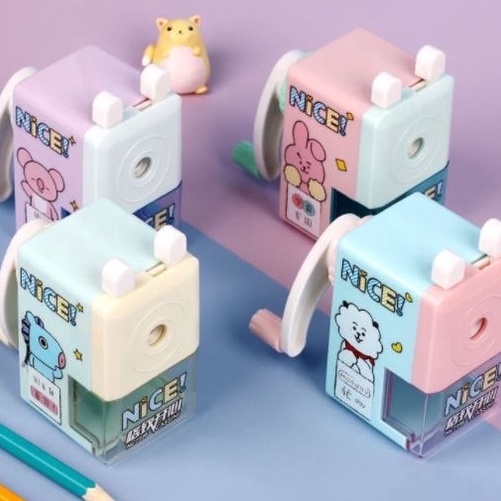 

Terbaru Serutan Pensil Putar BTS / Rautan Meja Putar / Rautan Pensil / Orotan Pensil Meja BTS BT21