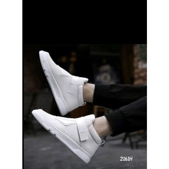 Sepatu snakers Pria putih