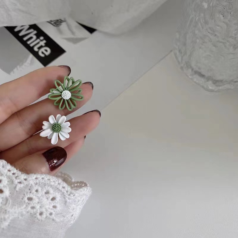 [Bayar Di Tempat] Anting Bunga Segar Manis Berongga Asimetris Anting Daisy Kecil Temperamen