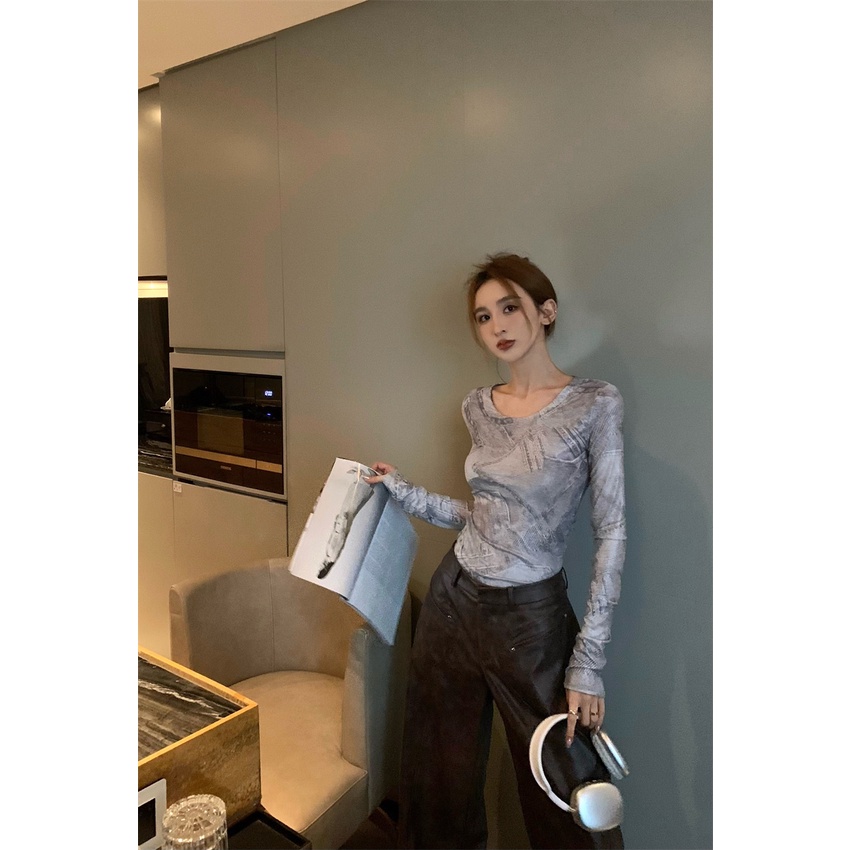 Red Hong Kong Gaya Retro Lengan Panjang Bagian Tipis T-shirt Wanita Musim Panas Baru Cetak Slim Fit Desain Niche rasa Kembali Hollow Top