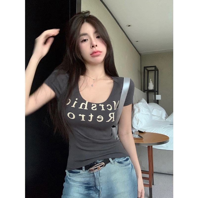 Red American Retro Babes Huruf Leher U Lengan Pendek T-shirt Wanita Musim Panas Desain Rasa Niche Murni Keinginan Gaya Seksi All-Match Atasan