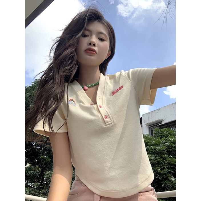 Red V-Leher Bordir Lengan Pendek Bahu T-shirt Wanita Musim Panas Desain Baru Manis Gadis Seksi Pendek Bagian Slim Chic Top Trendi