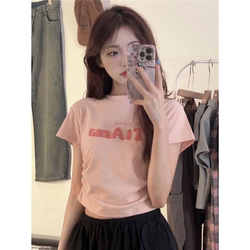 Red Kaos wanita lengan pendek musim panas versi Korea dari bahu depan sulaman berkelompok tiga dimensi gaya asing selera desain ceruk hot girl short top in