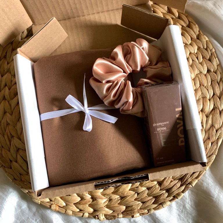 

Murah [READY] Hampers / Gift Box / Parcel / Kado Hijab Parfum Muslimah Wanita Perempuan Cewe Ulang Tahun, Lebaran, Wedding, Sempro, Semhas, Graduation, Engagement Hijab Parfum Sruccie Murah 06V