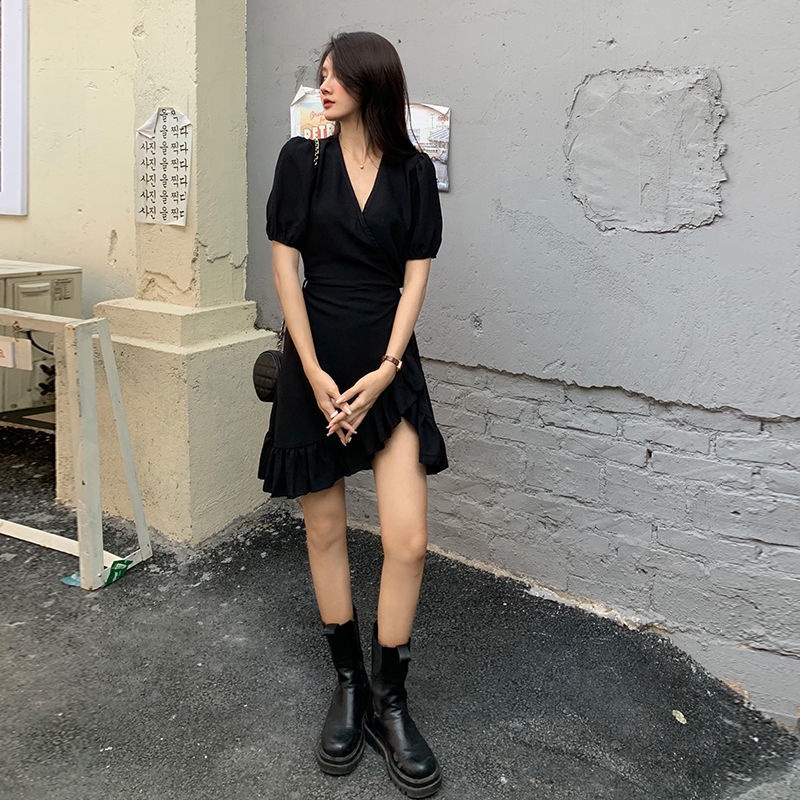 Red Gaun ukuran plus 200 kati menunjukkan saudara perempuan kurus dan gemuk menutupi perut dan mengurangi usia wanita musim panas 2021 platycodon baru V-neck gaun hitam kecil