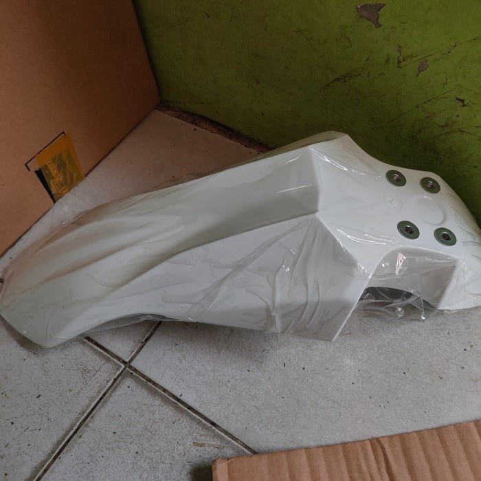 spakbor depan D-Tracker 150 BF putih original