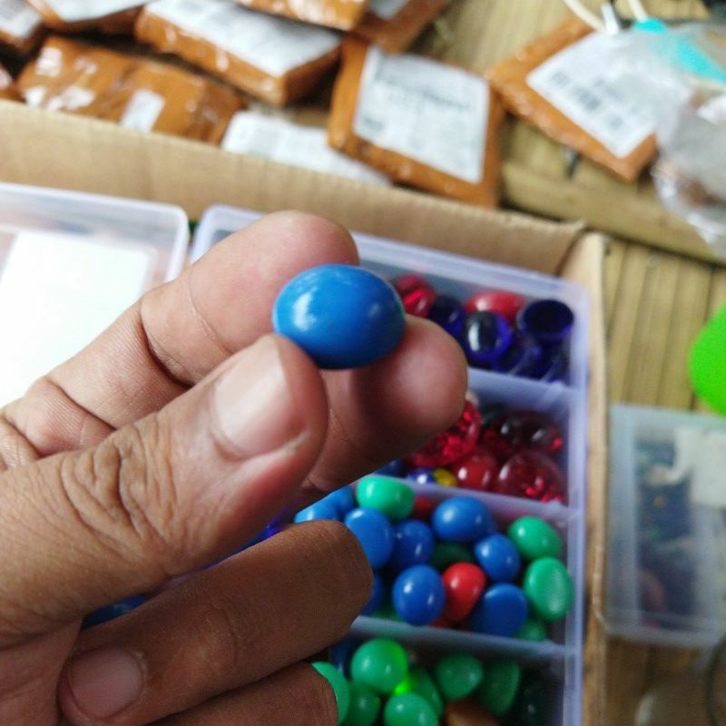 Batu Akik delima biru menyala dalam air