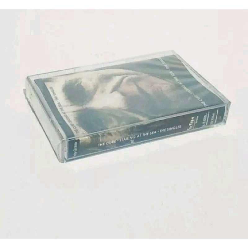KASET THE CURE - Staring At The Sea The Singles (Segel)
