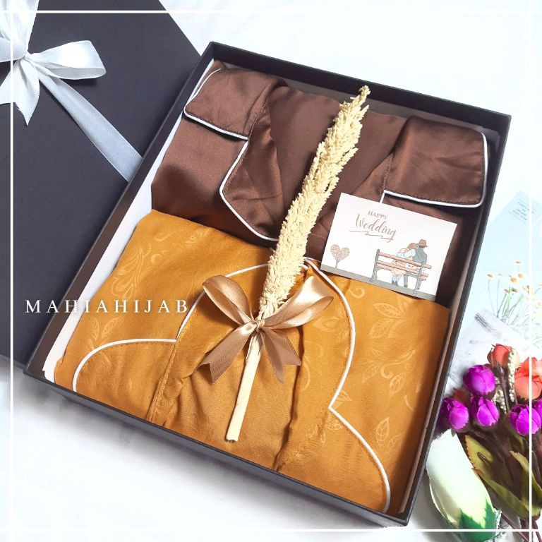 

Premium.. Hampers Wedding Piyama Couple Hardbox Exclusive / Kado Pernikahan Baju tidur pasangan / Hadiah Anniversary HDD