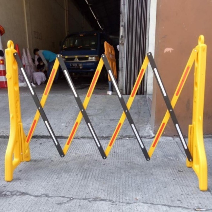 

Terlaris Pembatas Jalan Lipat/Board Barrier Lipat Plastick Palang Panjang Murah