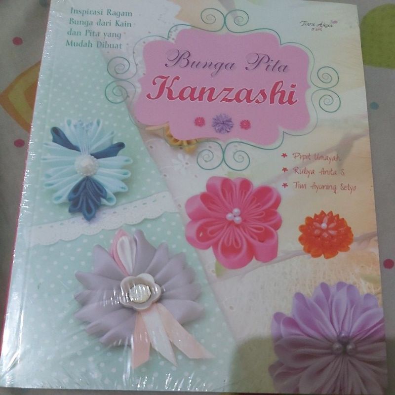 

Bunga Pita Kanzashi (buku kerajinan tangan)