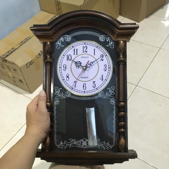 Jam dinding bunyi perjam dan bandul klasik